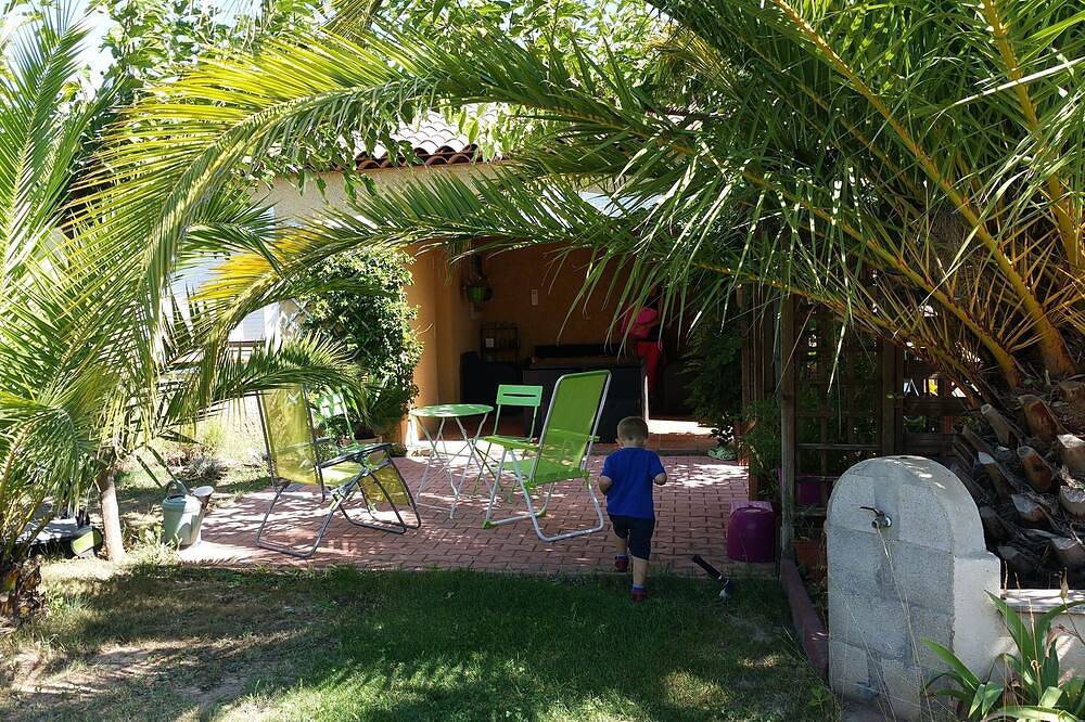 Appartement entier, Petit studio climatisé indépendant au calme avec terrasses privatives et piscine in La Crau, Côte méditerranéenne (France)