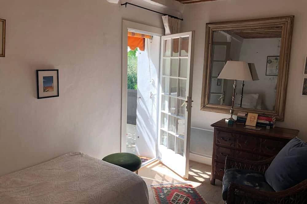 Charming house in the heart of the village with leafy courtyard garden & terrace in Mouans-Sartoux, Mittelmeerküste (Frankreich)