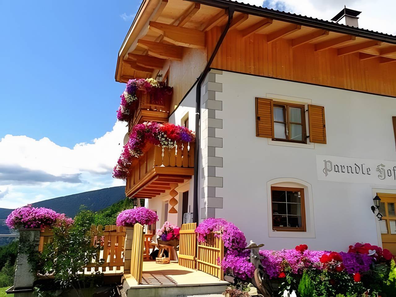 Parndlehof Zimmer Engel mit Bergblick, gemeinsamer Terrasse und Wlan in Gravetsch, Villanders