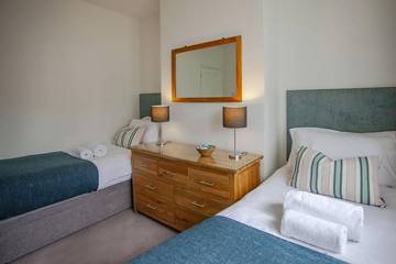 Log Cabin for 10 People in Bath, The Cotswolds, Photo 2