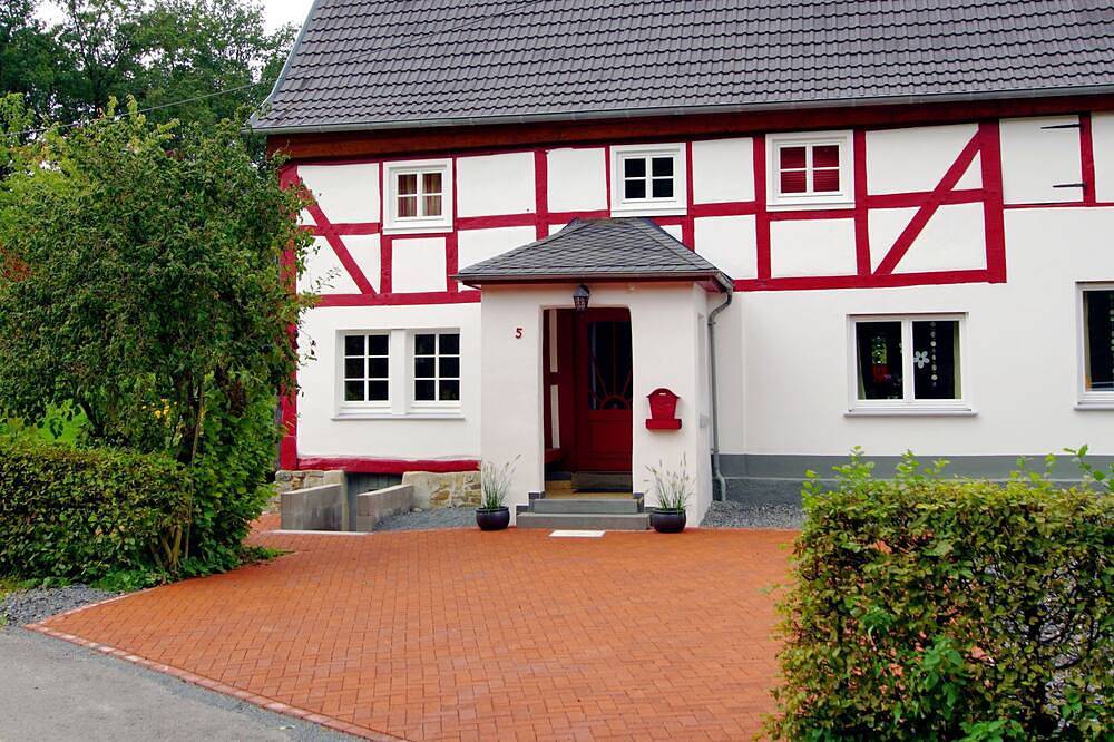 Schönes Landhaus mit großem Garten, direkt am Wanderweg, ideal für Familien in Sundern, Hochsauerlandkreis