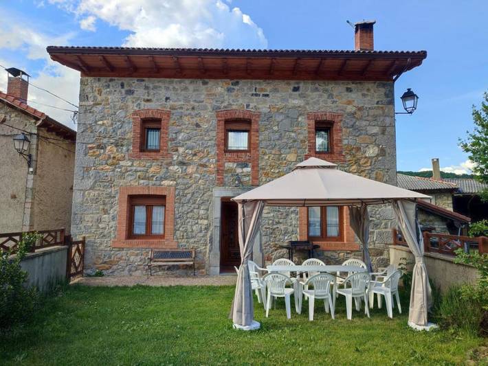 Casa rural para 10 personas, con vistas y jardín en Parque Regional de la Montaña de Riaño y Mampodre