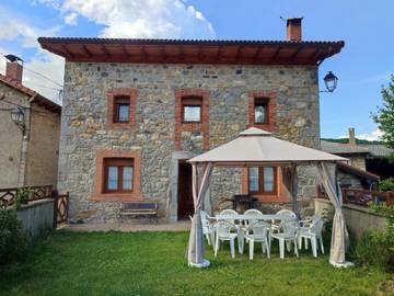Casa rural para 10 personas, con jardín y vistas en Parque Regional de la Montaña de Riaño y Mampodre