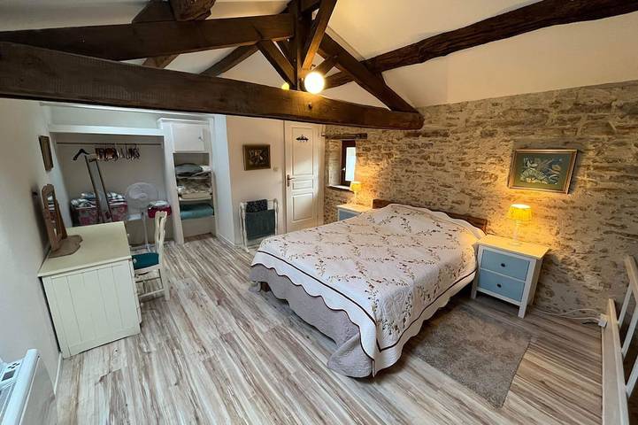 Gîte pour 8 personnes, avec terrasse et jardin, animaux acceptés à Bazoges-en-Pareds - 2