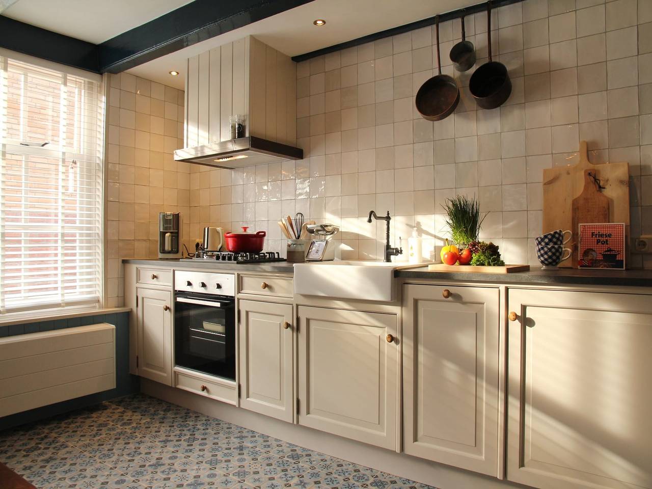 Lovely holiday home in Hindeloopen in a great setting, on the 11 city tour route in Hindeloopen, Ijsselmeer