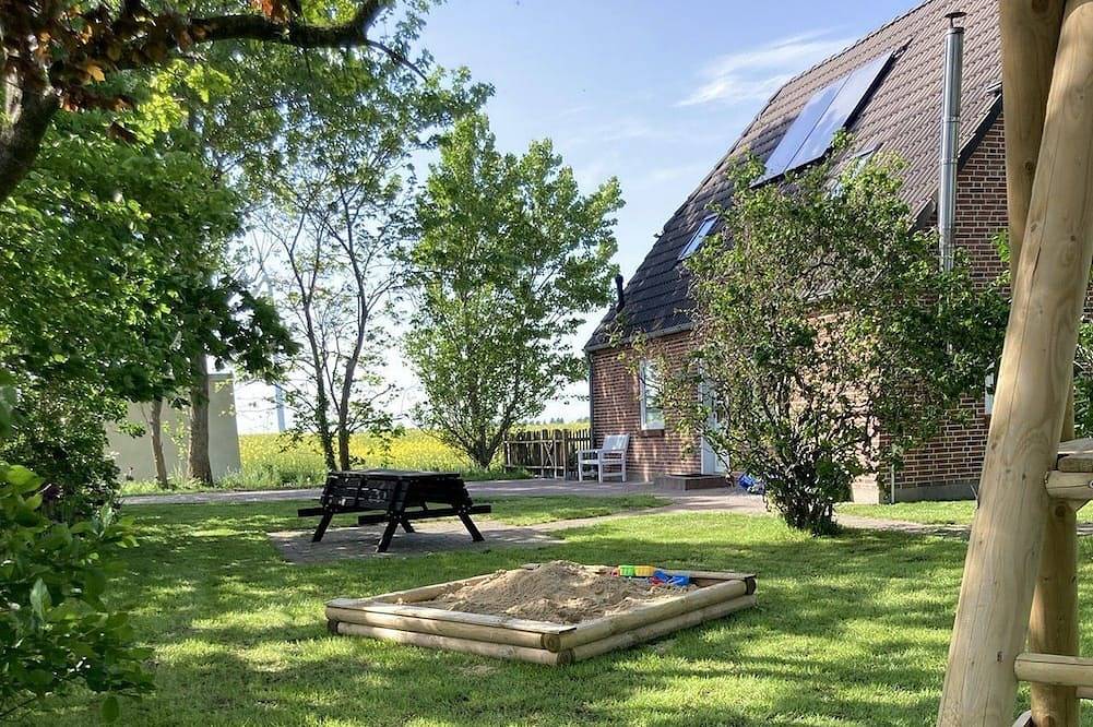 Großzügiges Ferienhaus mit großem Garten in Alleinlage - Großzügiges in Niebüll, Nordfriesland