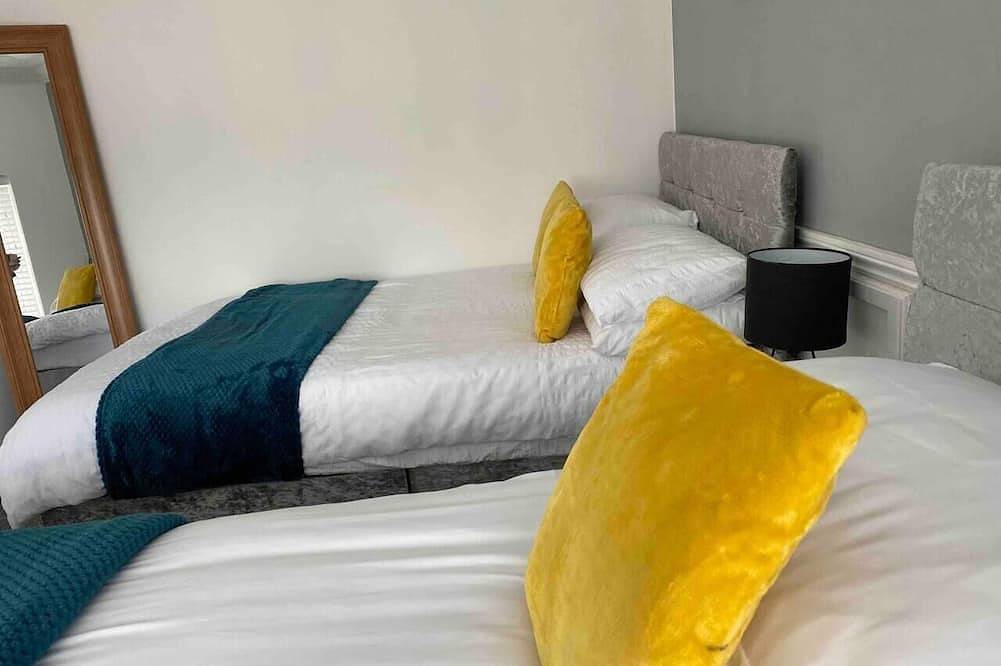 Entire apartment, 7 Person Home Flat w/Parking - Near Swansea Centre in Swansea, Swansea region