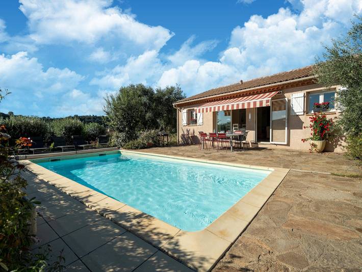 Cottage pour 6 personnes, avec piscine ainsi que terrasse et jardin, adapté aux familles à Montouliers