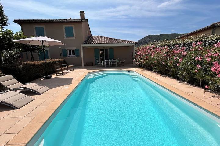Villa pour 8 personnes, avec jardin et piscine à Vallon-Pont-d'Arc