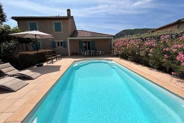 Villa pour 8 personnes, avec piscine et jardin à Vallon-Pont-d'Arc