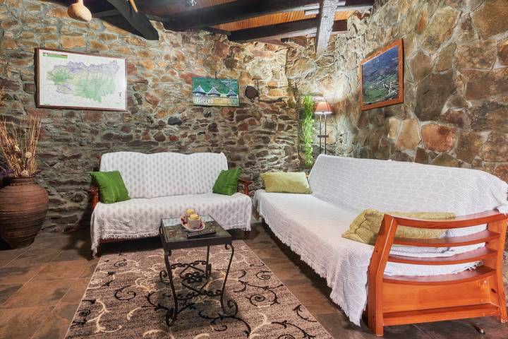 Casa Rural Abuelo Jose en El Bierzo - Piscina Privada, Montaña y Esquí in Noceda del Bierzo, Cordillera Cantábrica