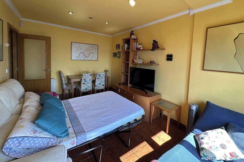 Ganze Wohnung, 2 Bed Apt Sleeps 4 - Two Tvs - Free Parking in Portonovo, Sanxenxo