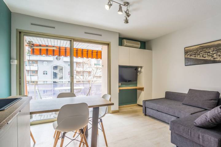 Gîte pour 3 personnes, avec piscine et balcon, animaux acceptés dans Plage de Juan-les-Pins