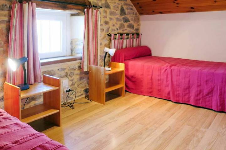 Beautiful private villa for 5 guests with A/C, private pool, Tv, terrace and panoramic view in Loubressac, Causses du Quercy Regional Nature Park