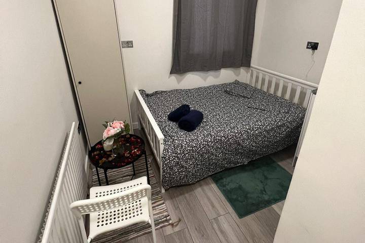 Apartment for 2 people, with pets in Ealing