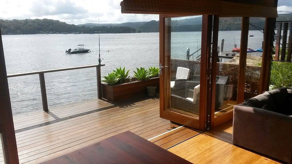 Absolute Waterfront: Turners River Haus Hawkesbury River. Wobby Strand in New South Wales