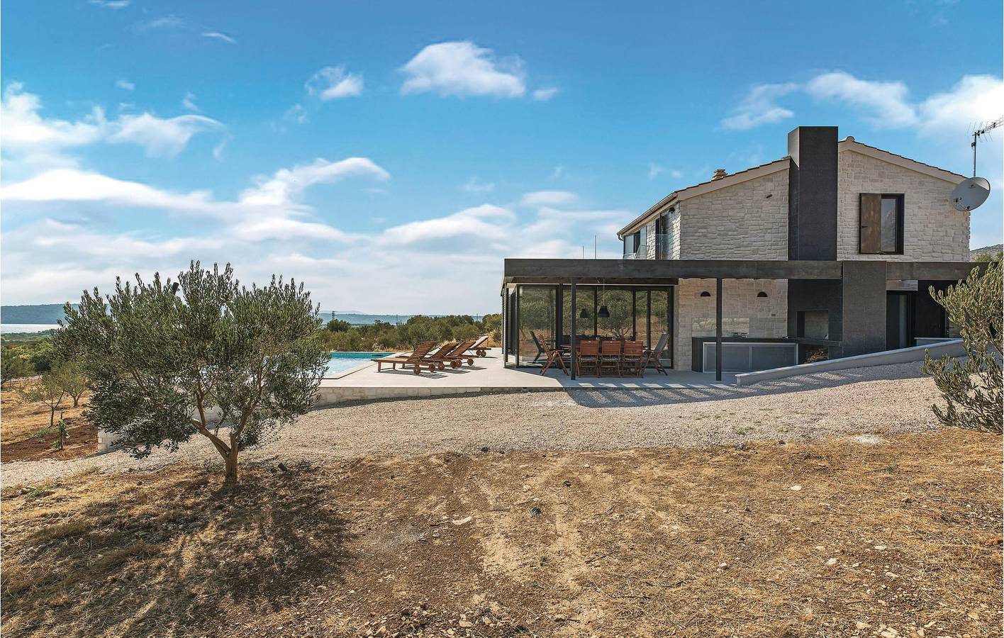 Urlaub am Meer: Gemütliche 2-Zimmer-Wohnung mit Pool und Terrasse, 1 km von der Küste entfernt in Šibenik-Knin