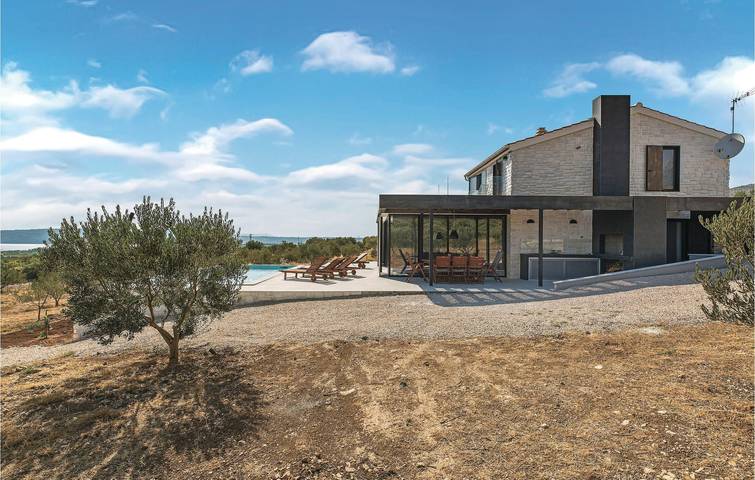 Urlaub am Meer: Gemütliche 2-Zimmer-Wohnung mit Pool und Terrasse, 1 km von der Küste entfernt in Šibenik-Knin