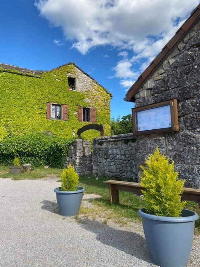 Hôtel pour 4 personnes, avec Terrasse ainsi que Jardin et Vue à Veyreau