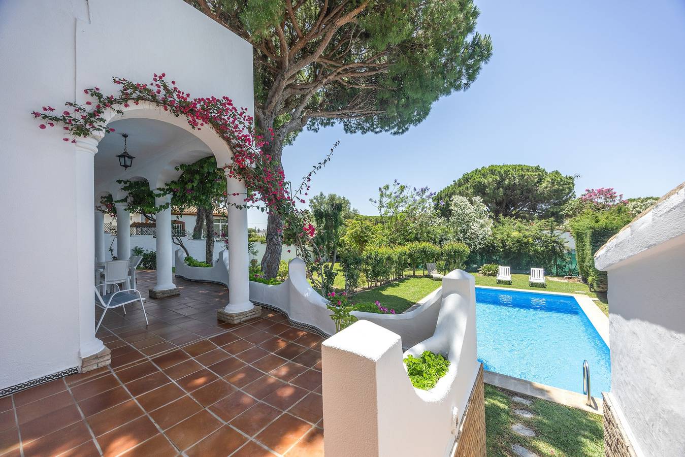 Villa Jacaranda Chiclana con Piscina Privata e Barbecue in Los Franceses-La Vega, Chiclana de la Frontera