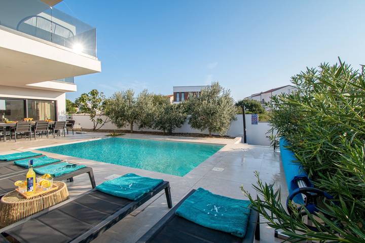 Villa pour 8 personnes, avec terrasse ainsi que jardin et piscine, animaux acceptés à Pomer - 4