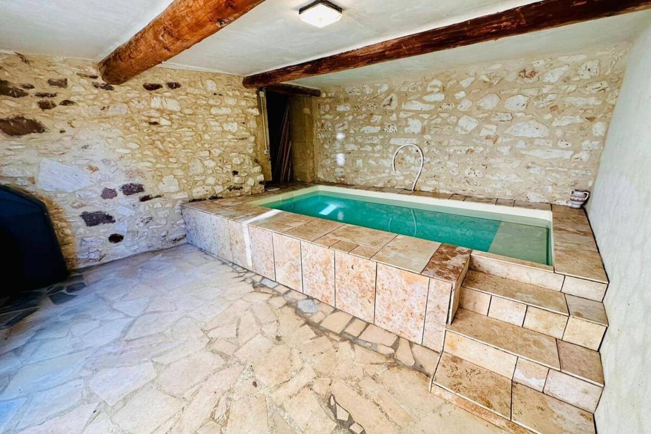 L'Uzétienne- Large residence with pond and patio! in Pouzilhac, Région de Nîmes