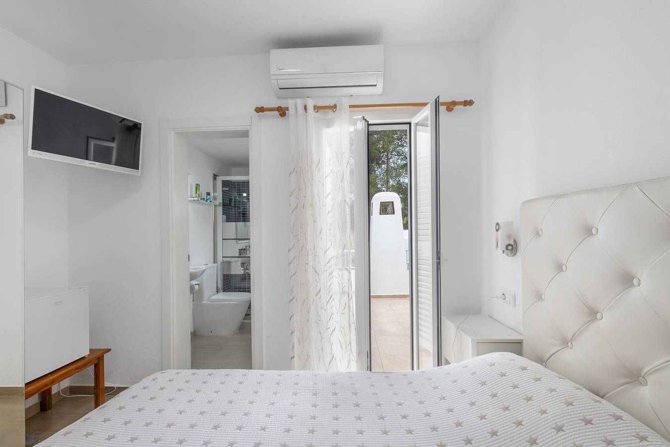 Chambre 'Doble - 4' avec vue montagne, Wi-Fi et climatisation in Platja es Figueral, Santa Eulària des Riu