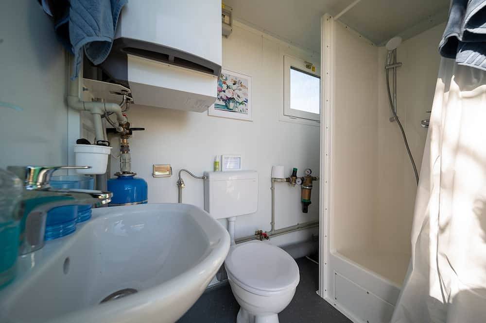 Charming quirky couple and dog friendly countryside bolt hole, with private hot tub and communal gam in Swimbridge, Devon