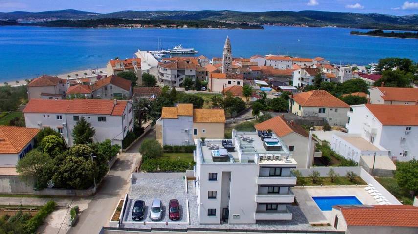 Villa pour 12 personnes, avec piscine et jardin ainsi que sauna et vue à Turanj