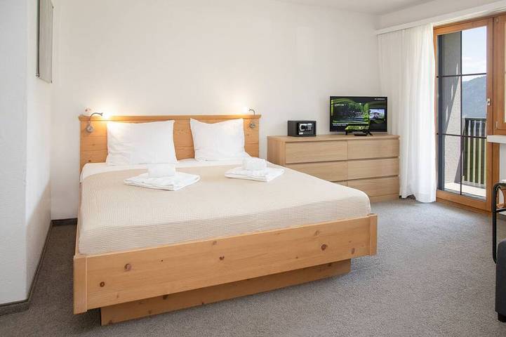 Ferienwohnung für 2 Personen, mit Balkon und Pool sowie Sauna in Falera