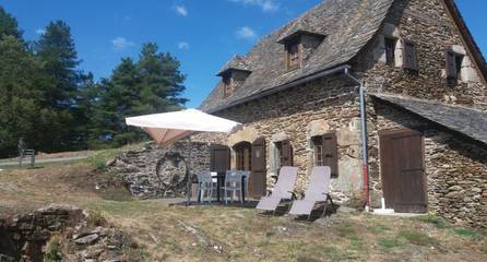 Gîte pour 6 personnes, avec terrasse ainsi que piscine et jardin dans le Cantal