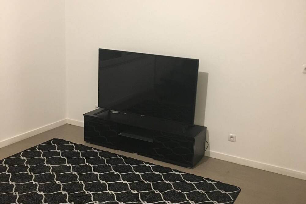 Appartement entier, Studio with videophone and camera at the entrance in Montfermeil, Seine-Saint-Denis