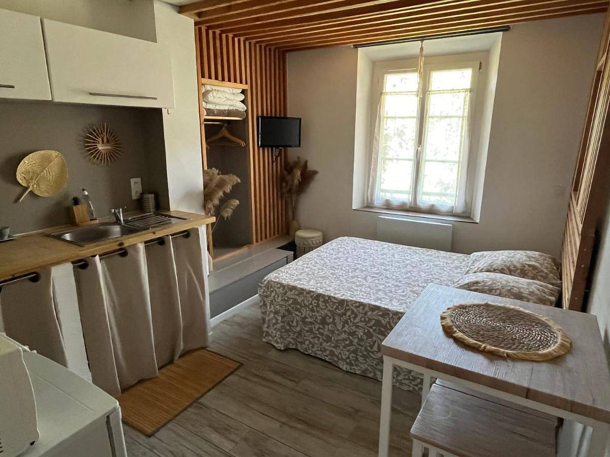 Appartement entier, Les Glycines, charmant studio au calme dans bâtisse de Maître proche du centre ville parking gratuit in Digne-les-Bains, Alpes-de-Haute-Provence