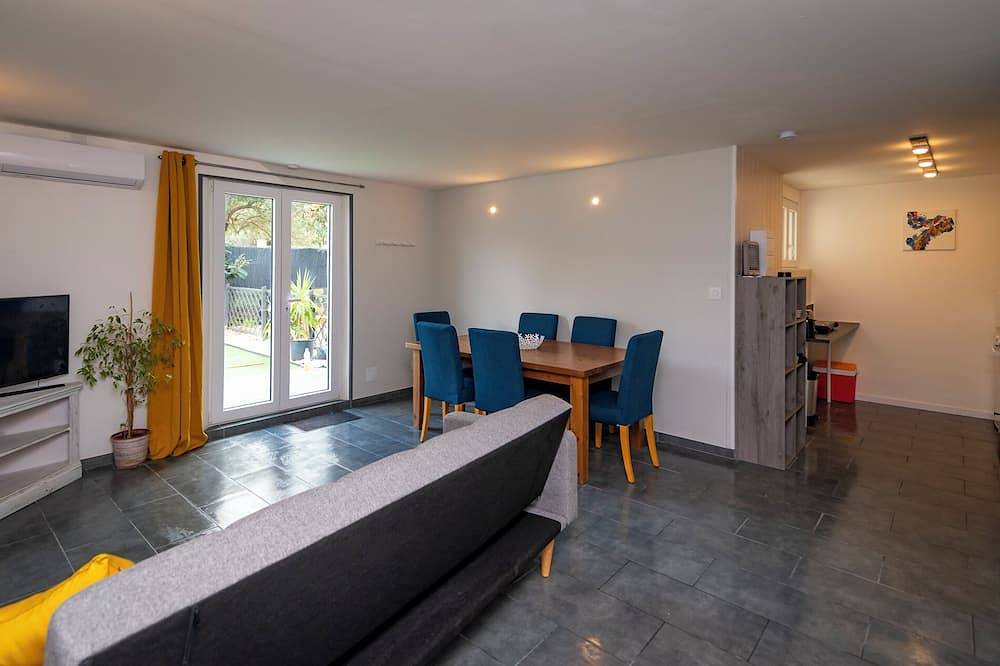 Appartement entier, Modern, New, Stylish, 3 Bed, 2 Bath, Self Catering Gite. Private Garden & Pool! in Laroque-des-Albères, Côte méditerranéenne (France)