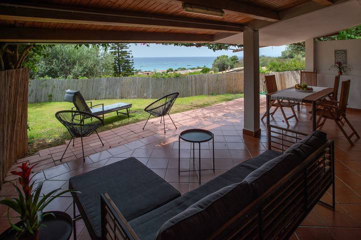 Villa 'Ersilia' with Sea View, Wi-Fi and Air Conditioning in Campulongu, Villasimius