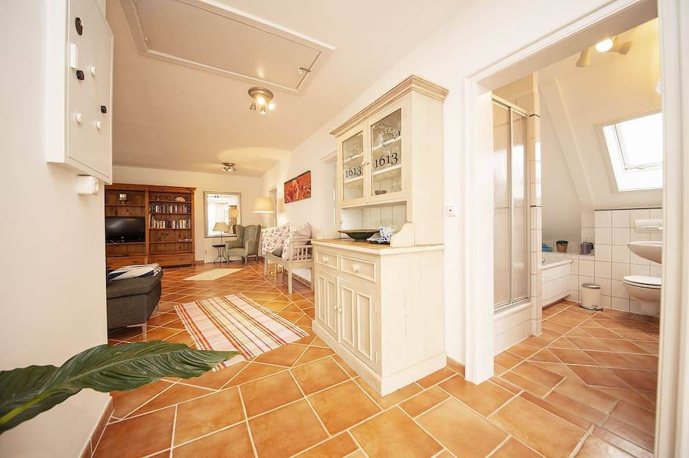 Ganze Wohnung, Ferienwohnung \"Zum See\": Direkter Blick auf den See und auf das Dressurviereck in Grebin, Südliche Ostseeküste