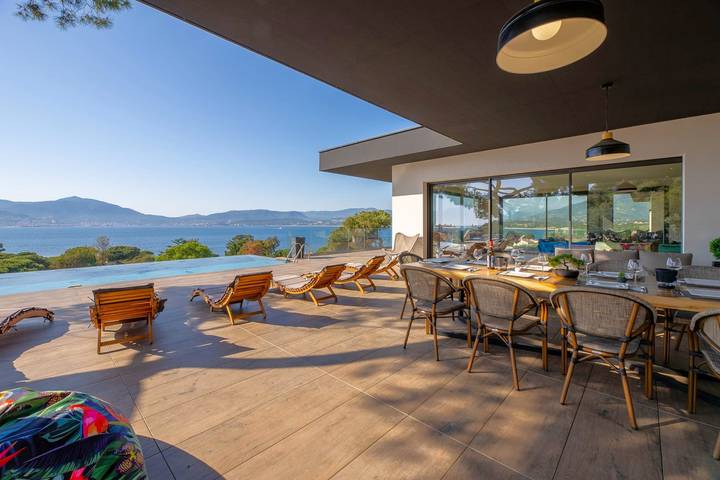 Villa pour 16 personnes, avec Terrasse ainsi que Jardin et Piscine dans Porticcio