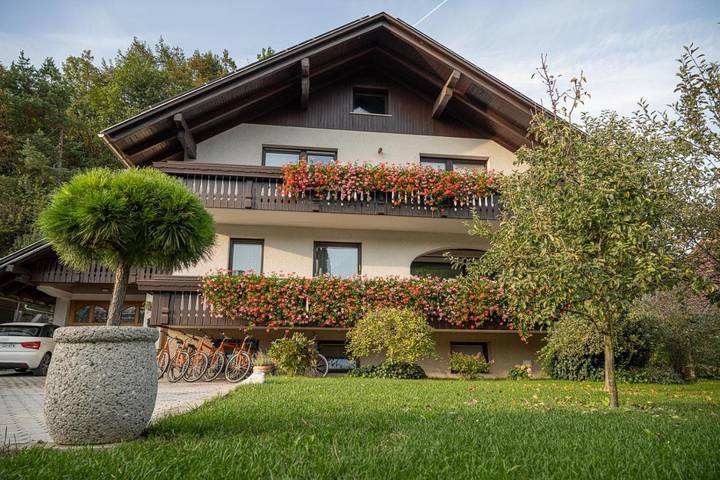 Ferienwohnung für 6 Personen, mit Garten und Ausblick, mit Haustier