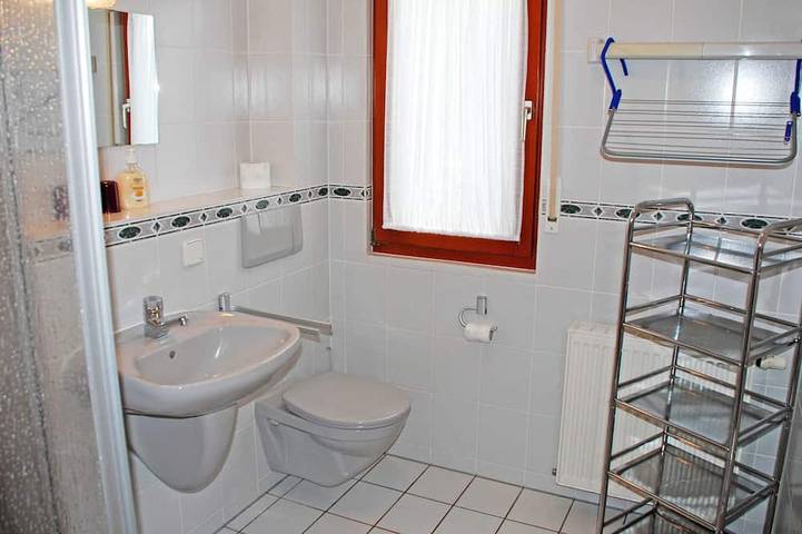 Ganze Wohnung, Ferienwohnung mit Sonnenbalkon 02 - Gästehaus Kapitän Winston in Lauterbach (Rügen), Putbus