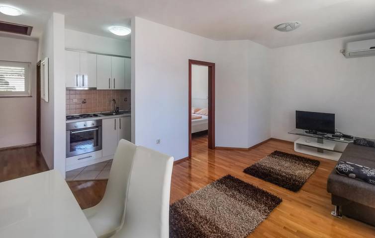 Ganze Ferienwohnung, Gemütliche Ferienwohnung mit WLAN, Parkplatz, 300 m zur Küste – Novi Vinodolski in Plaža Bribirska obala, Novi Vinodolski