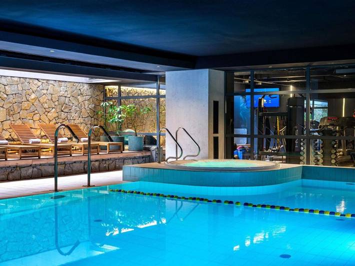 Hôtel pour 4 personnes, avec jacuzzi et piscine ainsi que sauna et terrasse