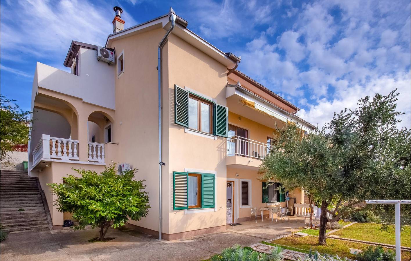 Ganze Ferienwohnung, Apartment am Meer mit Terrasse, Parkplatz und WLAN – 400 m vom Strand entfernt in Novi Vinodolski, Primorje-Gorski Kotar