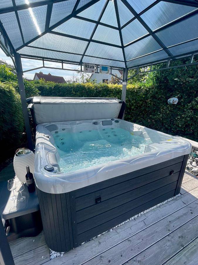 Ganze Wohnung, Ferienwohnung Schlossblick - 4 Sterne Sauna Pool Whirlpool exklusiv in Braunfels, Lahn-Dill-Kreis