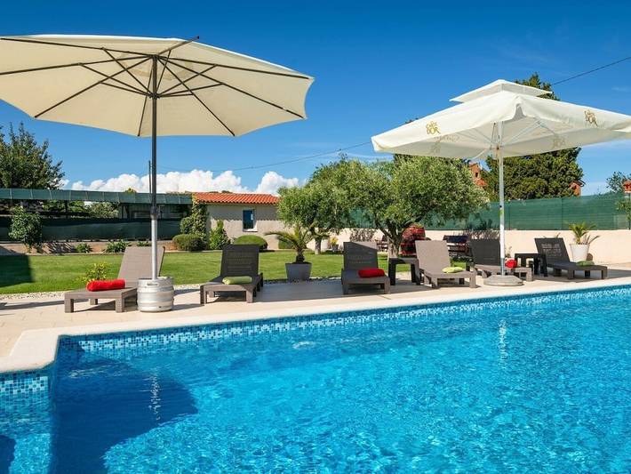 Villa in Pula mit Schwimmbecken in Sisan, Südküste Istrien