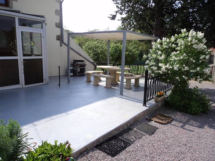 Location de vacances pour 4 personnes, avec Terrasse et Jacuzzi ainsi que Jardin et Vue à Bransat