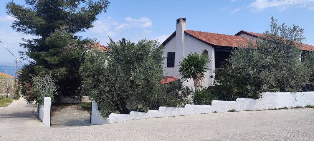 Location de vacances pour 4 personnes, avec Balcon ainsi que Terrasse et Jardin dans Égine