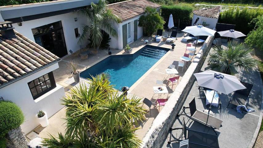 Hôtel pour 2 personnes, avec piscine ainsi que terrasse et jardin