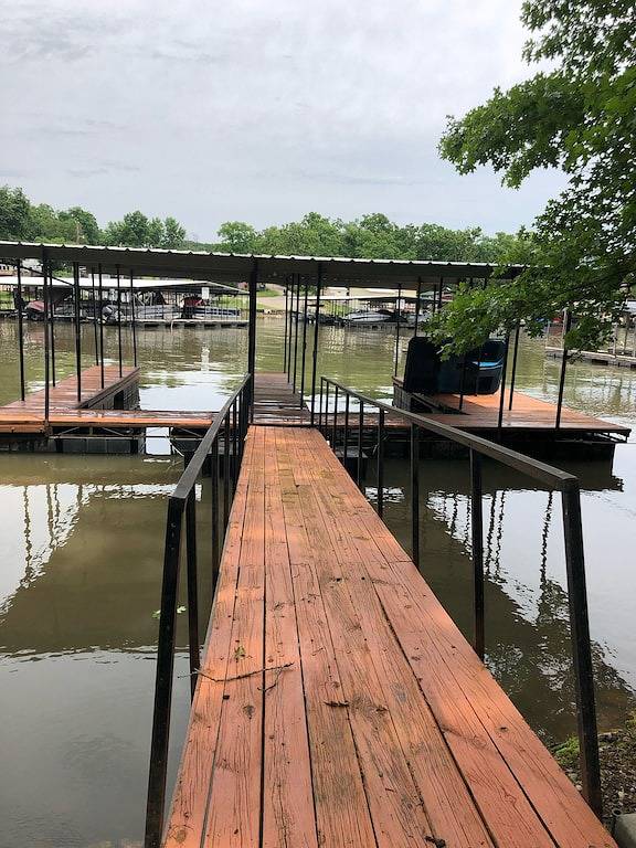 See der Ozarks, Haus 2 Schlafzimmer, 1 Bad, Seeseite mit Dock, in der Nähe der Stadt in Lake of the Ozarks