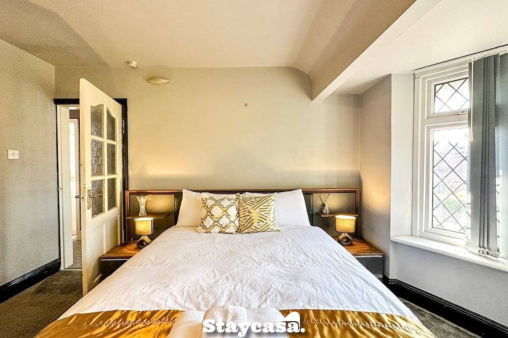 Modern 5-bedroom Manchester M22 house with jacuzzi bath, free on-site parking, workspace, and excellent transport links. Perfect for long stays, business trips, and large groups. in Manchester, Grand Manchester