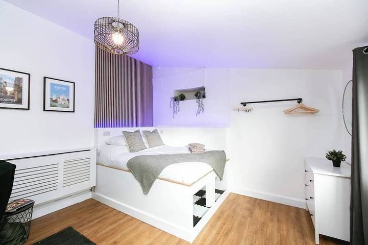 Entire apartment, Smart Studio With Parking | Near Uni, Hosp, Town in Exeter, Devon